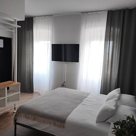 Agostini - Self Check-In Studios - Free Gated Parking On Site غييكا المظهر الخارجي الصورة