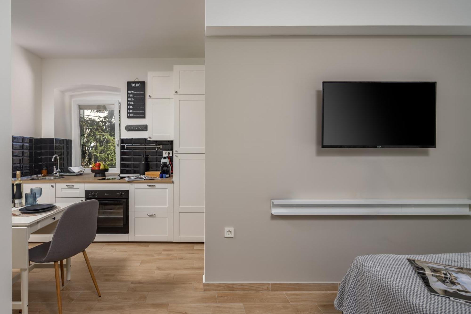 Agostini - Self Check-In Studios - Free Gated Parking On Site غييكا المظهر الخارجي الصورة