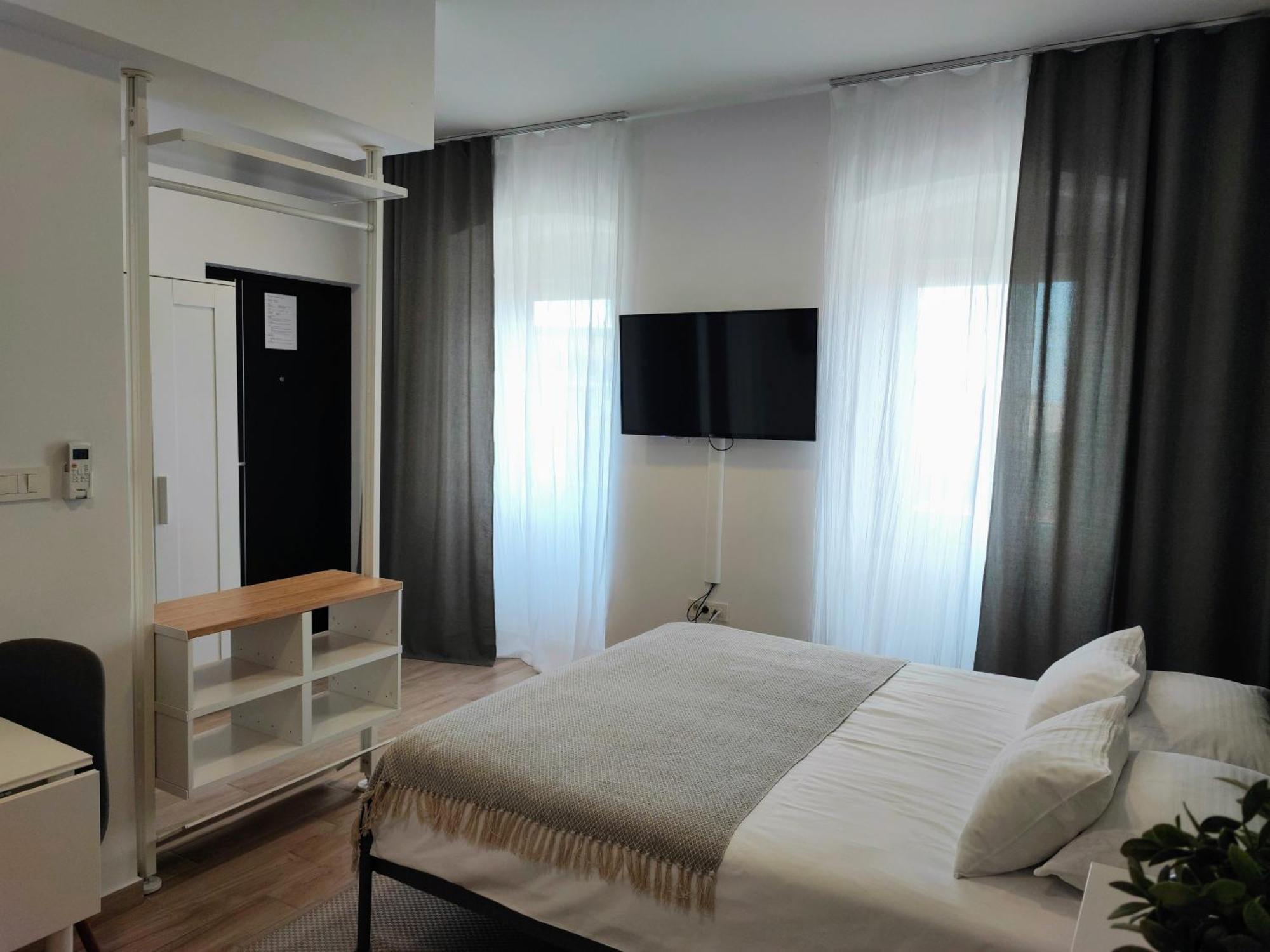 Agostini - Self Check-In Studios - Free Gated Parking On Site غييكا المظهر الخارجي الصورة